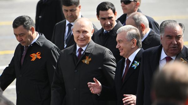 Президент РФ В. Путин и председатель правительства М. Мишустин на параде Победы в Москве