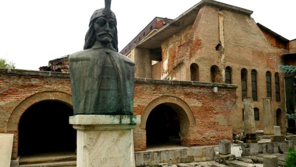 Памятник Владу Дракуле в замке Бран Памятник Владу Дракуле в замке Бран