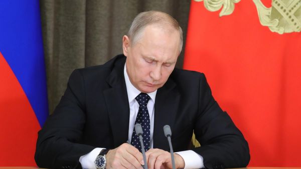 Президент РФ В. Путин провел совещание по вопросам обеспечения технического переоснащения Вооруженных сил