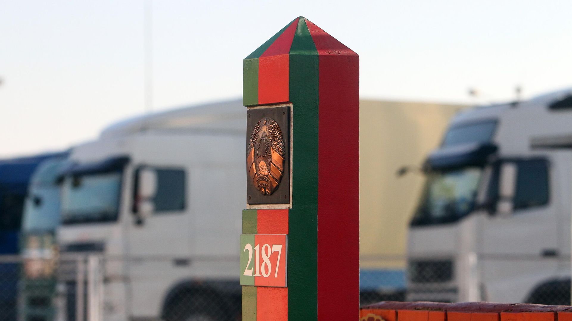 Пограничный столб на территории пограничного контрольно-пропускного пункта Козловичи в Брестской области. Белорусско-польская граница Пограничный столб на территории пограничного контрольно-пропускного пункта Козловичи в Брестской области. Белорусско-польская граница - РИА Новости, 1920, 15.05.2023