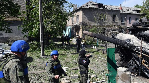 Последствия обстрела жилого квартала в Луганске
