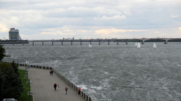 Днепропетровск. Днепр, Новый и Старый (железнодорожный) мосты, недостроенная гостиница Парус