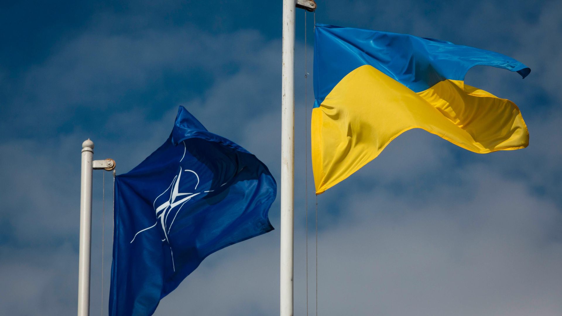Национальный флаг Украины и флаг Организации Североатлантического договора (НАТО). - РИА Новости, 1920, 03.07.2023