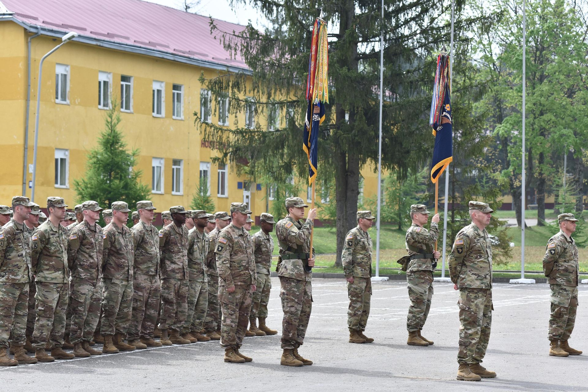 Церемония передачи полномочий между американскими подразделениями из состава международной тренировочной миссии JMTG-U (Объединенная многонациональная тренировочная группа – Украина) в Международном центре миротворчества и безопасности Национальной академии сухопутных войск имени гетмана Петра Сагайдачного. Деятельность группы заключается в подготовке подразделений ВС Украины согласно стандартов и принципов НАТО.  - РИА Новости, 1920, 02.06.2023