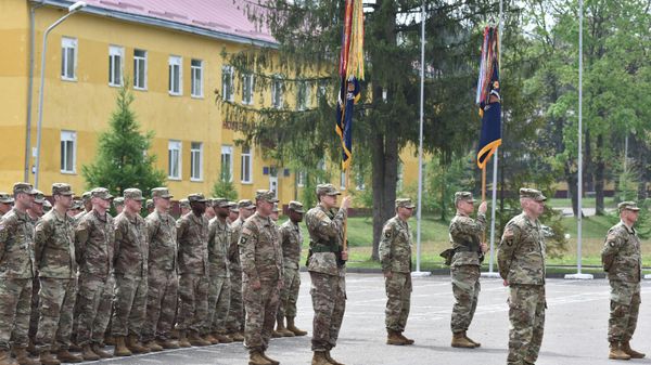 Церемония передачи полномочий между американскими подразделениями из состава международной тренировочной миссии JMTG-U (Объединенная многонациональная тренировочная группа – Украина) в Международном центре миротворчества и безопасности Национальной академии сухопутных войск имени гетмана Петра Сагайдачного. Деятельность группы заключается в подготовке подразделений ВС Украины согласно стандартов и принципов НАТО. 
