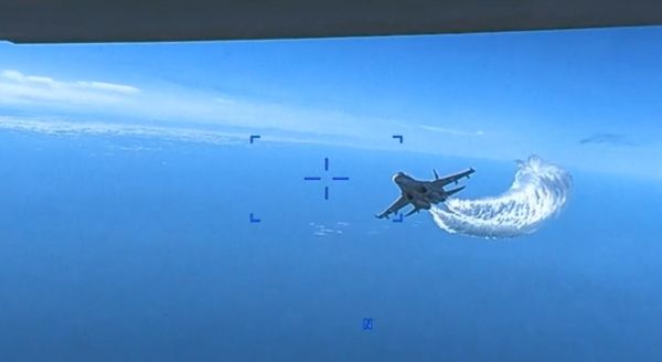 Истребитель Су-27 ВКС РФ пролетает вблизи БПЛА MQ-9 Reaper ВС США в акватории Черного моря Истребитель Су-27 ВКС РФ пролетает вблизи БПЛА MQ-9 Reaper ВС США в акватории Черного моря