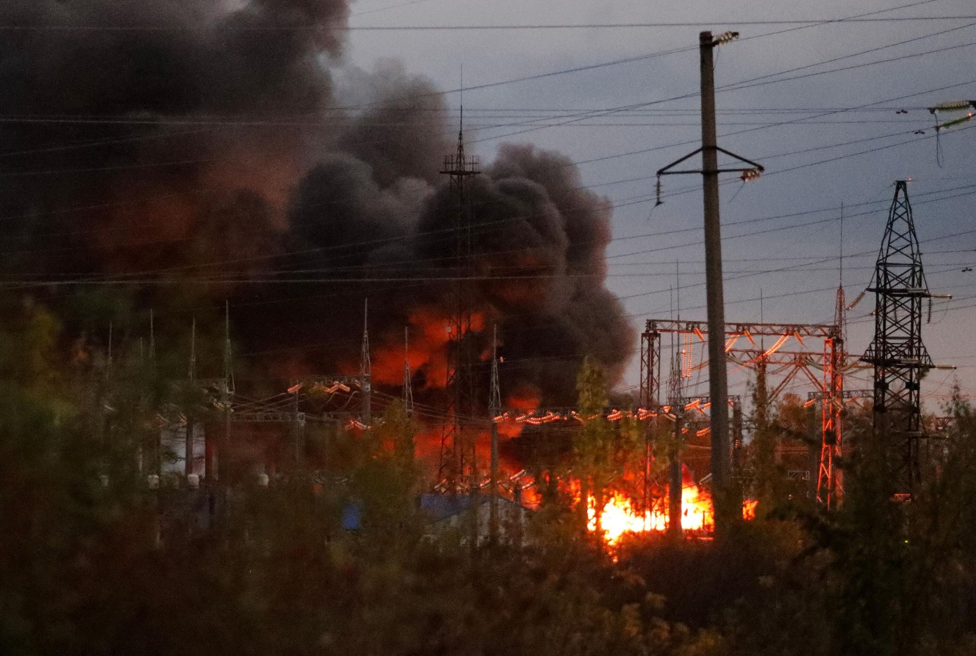 Пожар на электроподстанции Шебекино (Белгородская область) после обстрела со стороны ВСУ Пожар на электроподстанции Шебекино (Белгородская область) после обстрела со стороны ВСУ - РИА Новости, 1920, 02.06.2023