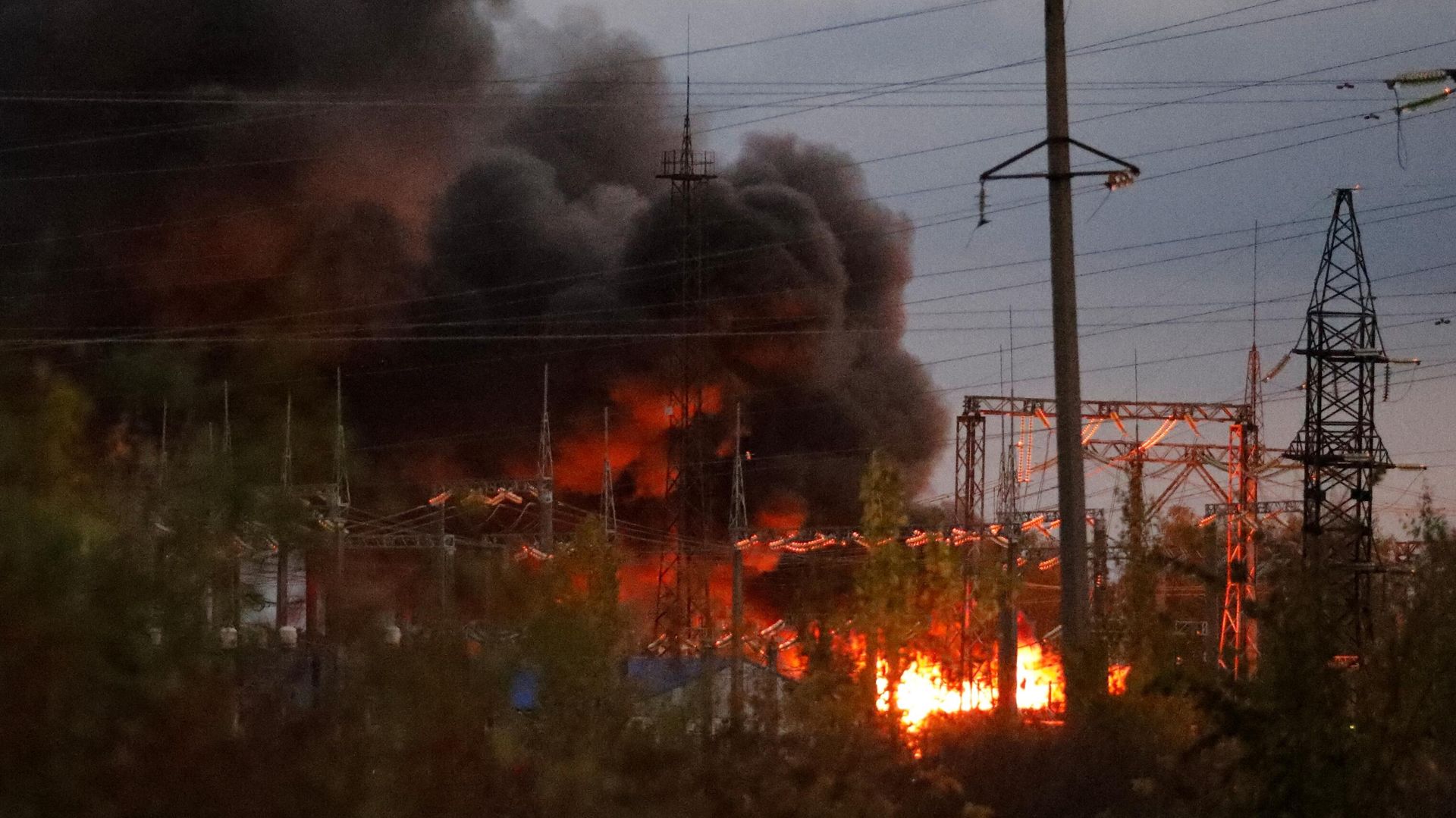 Пожар на электроподстанции Шебекино (Белгородская область) после обстрела со стороны ВСУ - РИА Новости, 1920, 02.12.2023