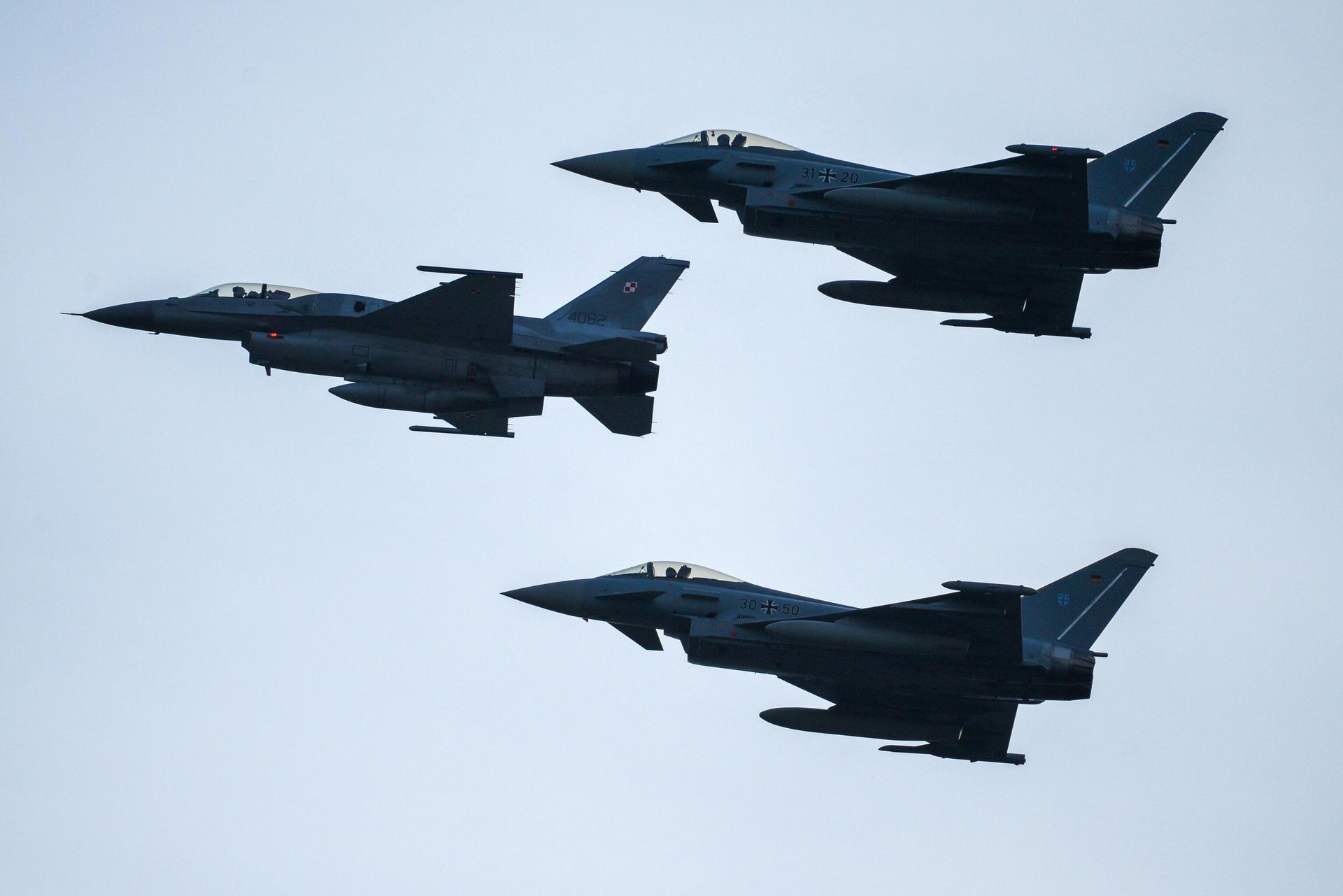 Истребители F16 военно-воздушных сил Польши (слева) и Eurofighter Typhoon ВВС Германии во время показательных полетов пилотажных групп в рамках саммита НАТО в Варшаве Истребители F16 военно-воздушных сил Польши (слева) и Eurofighter Typhoon ВВС Германии во время показательных полетов пилотажных групп в рамках саммита НАТО в Варшаве - РИА Новости, 1920, 02.06.2023