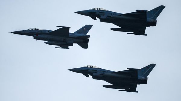 Истребители F16 военно-воздушных сил Польши (слева) и Eurofighter Typhoon ВВС Германии во время показательных полетов пилотажных групп в рамках саммита НАТО в Варшаве