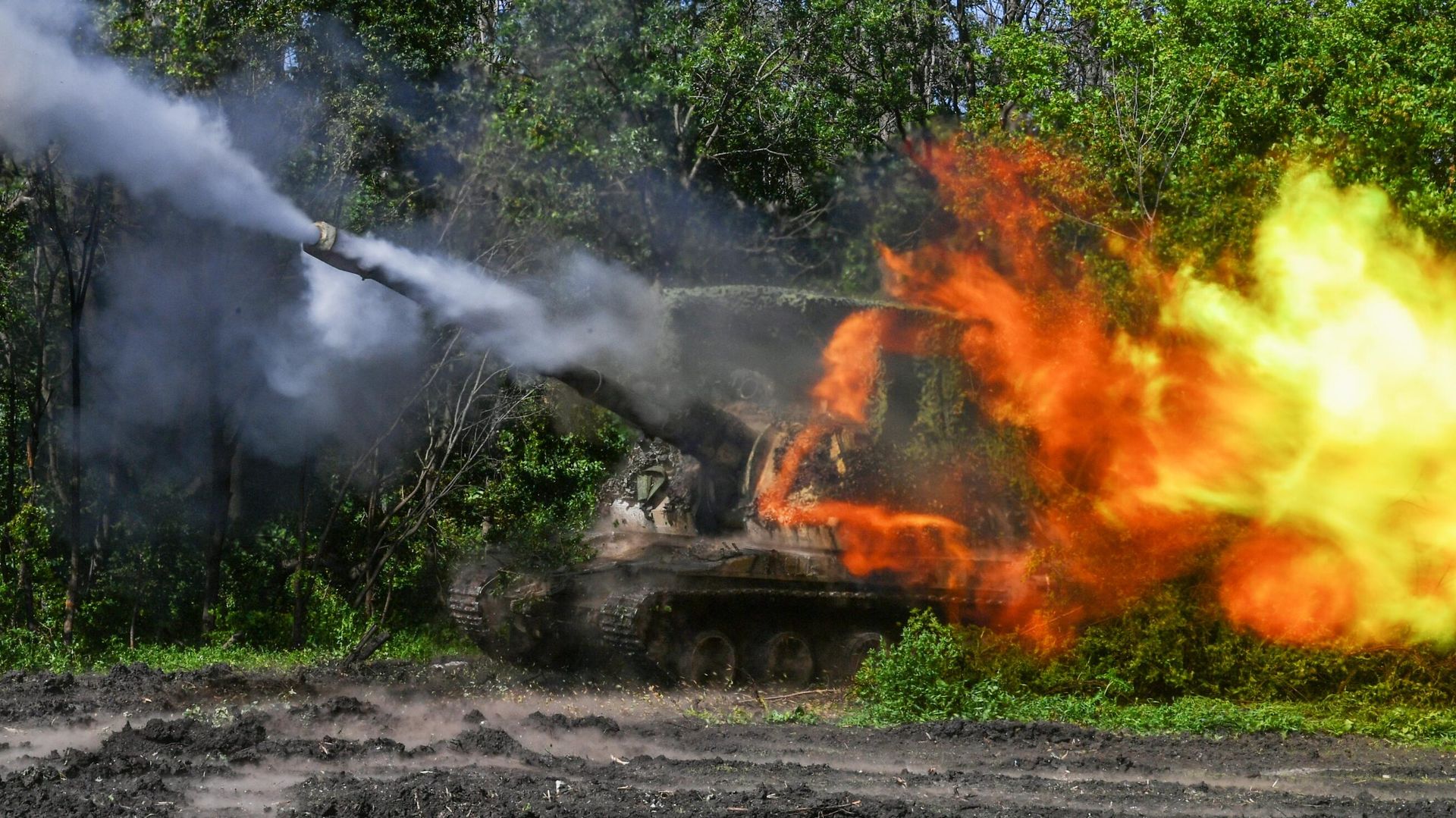 Боевая работа самоходной гаубицы 2С19 Мста-С с закрытых огневых позиций в ЛНР - РИА Новости, 1920, 15.06.2023
