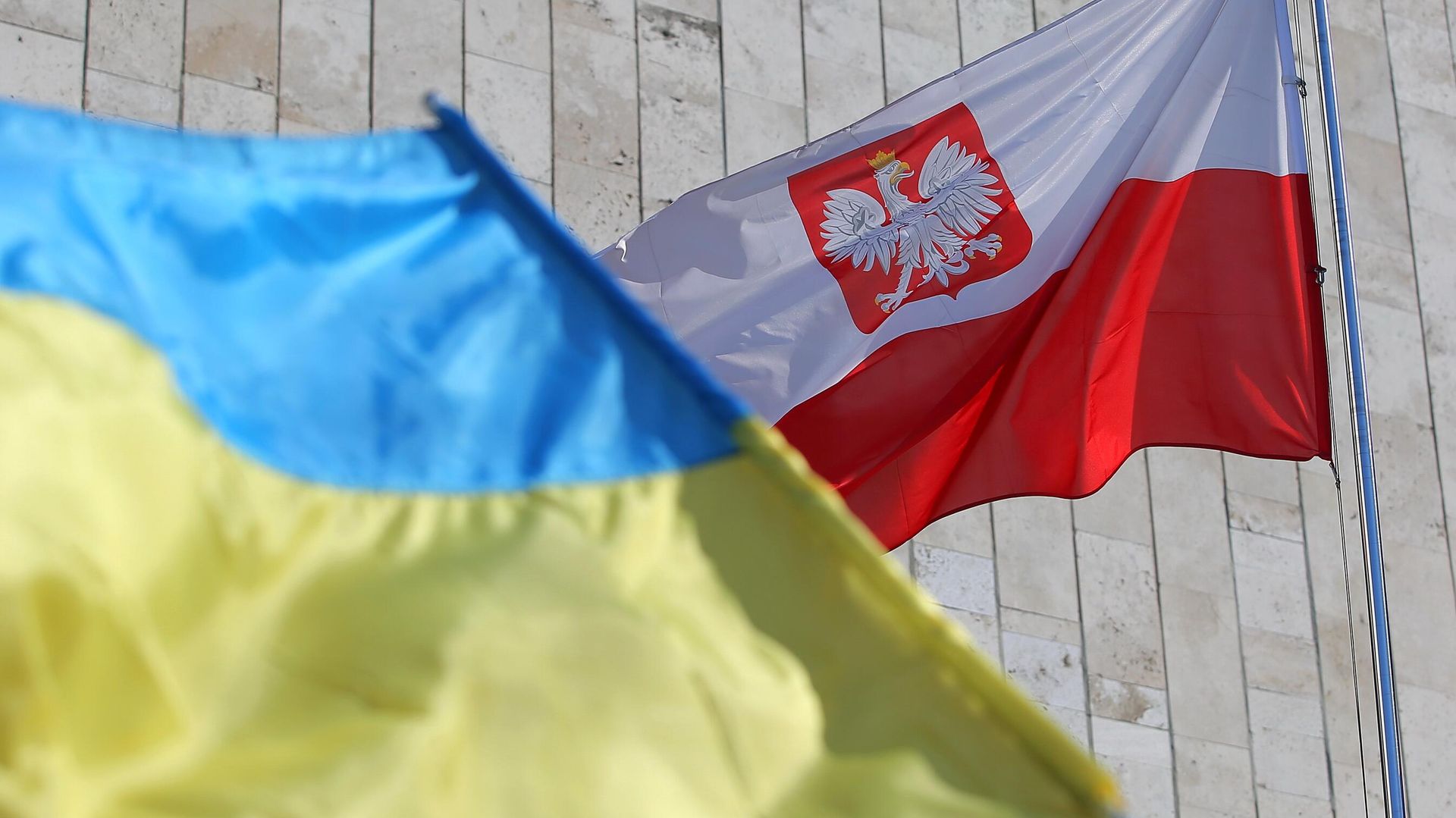 Государственные флаги Украины и Польши у посольства Польши в Киеве. - РИА Новости, 1920, 06.07.2026
