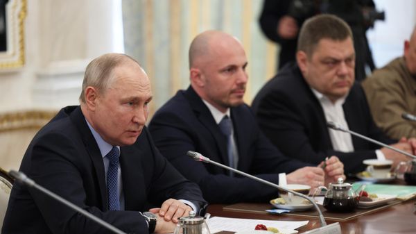 Президент РФ В. Путин провел встречу с военными корреспондентами