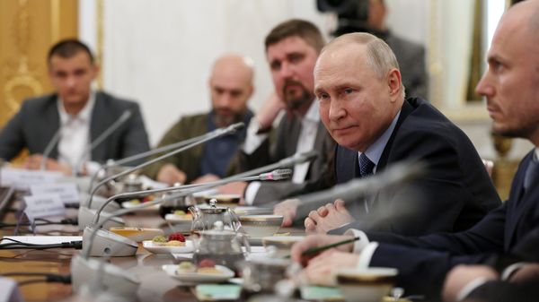 Президент РФ В. Путин провел встречу с военными корреспондентами