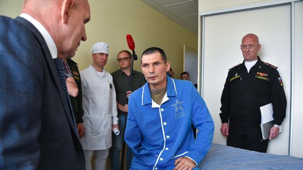 Вручение премии за уничтожение в бою танка Leopard военнослужащему А. Кравцову