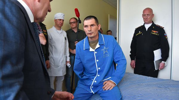 Вручение премии за уничтожение в бою танка Leopard военнослужащему А. Кравцову