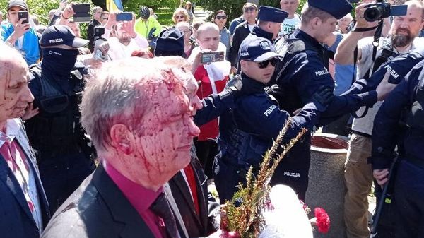 Посла России в Польше облили красной краской на кладбище советских воинов