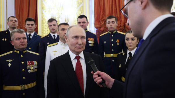 Встреча президента РФ В. Путина с выпускниками высших военно-учебных заведений