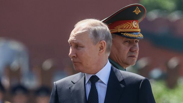 Президент РФ В. Путин возложил цветы к Могиле Неизвестного Солдата в Александровском саду
