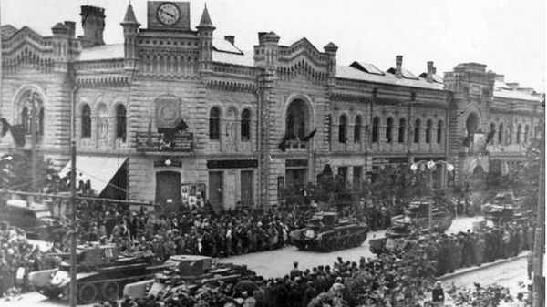 Советские танки на улицах Кишинёва. 1940 год