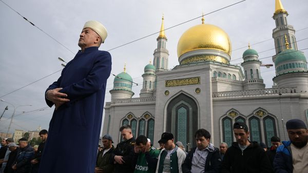 Намаз в Московской соборной мечети по случаю праздника Курбан-байрам