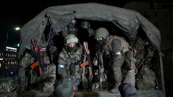 Бойцы ЧВК Вагнер покинули штаб ЮВО в Ростове-на Дону