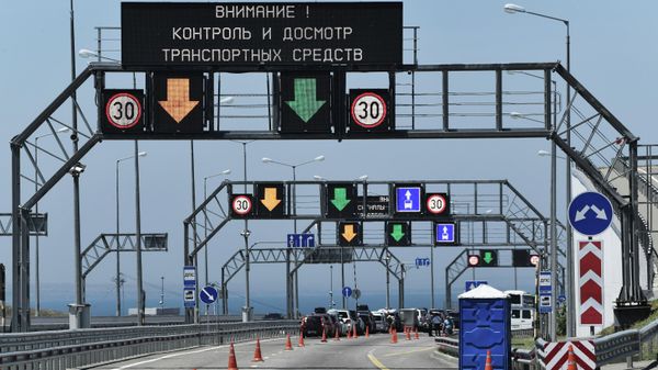 Движение автомобилей по Крымскому мосту