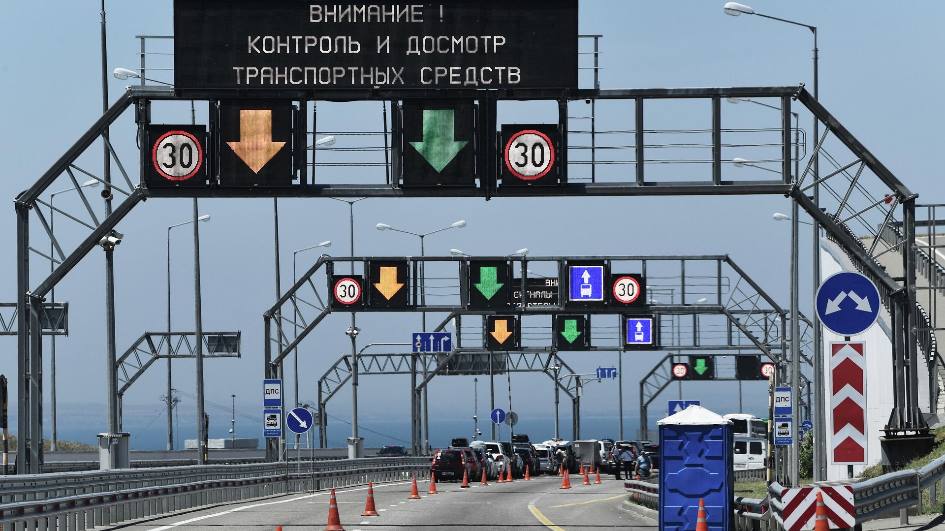 Движение автомобилей по Крымскому мосту - РИА Новости, 1920, 02.08.2025