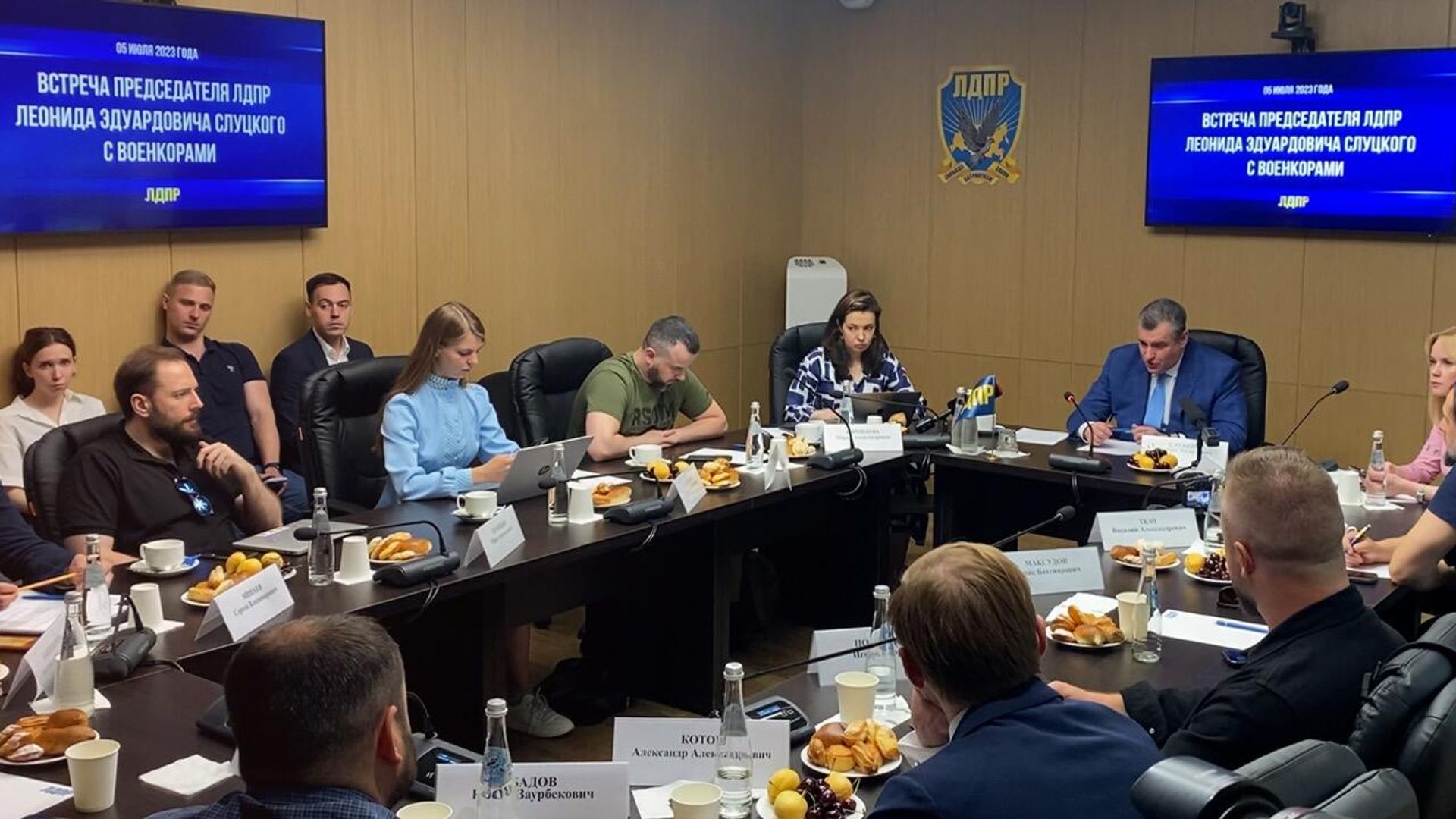 Информационная война, проблемы армии и гумпомощь: о чем военкоры говорили с Леонидом Слуцким - РИА Новости, 1920, 09.07.2023