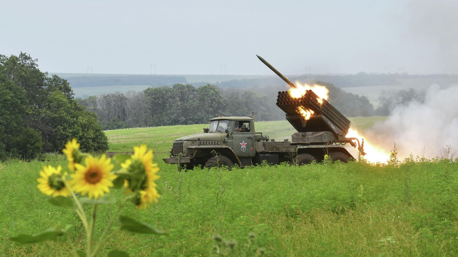 Боевая работа РСЗО БМ-21 Град и САУ 2С19 М2 Мста-С на Сватовско-Кременном направлении - РИА Новости, 1920, 28.07.2023