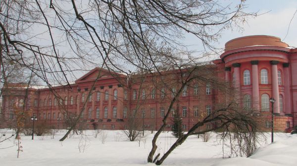 Красный корпус Киевского университета. В полукруглых выступах размещались православная церковь и католический костёл Красный корпус Киевского университета. В полукруглых выступах размещались православная церковь и католический костёл