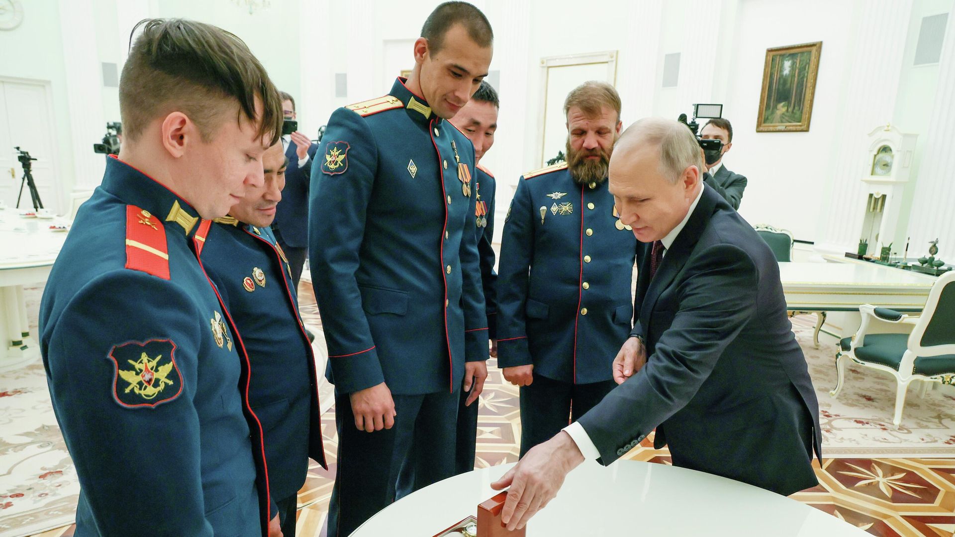 Встреча президента РФ В. Путина с экипажем танка Алеша Встреча президента РФ В. Путина с экипажем танка Алеша - РИА Новости, 1920, 05.09.2023