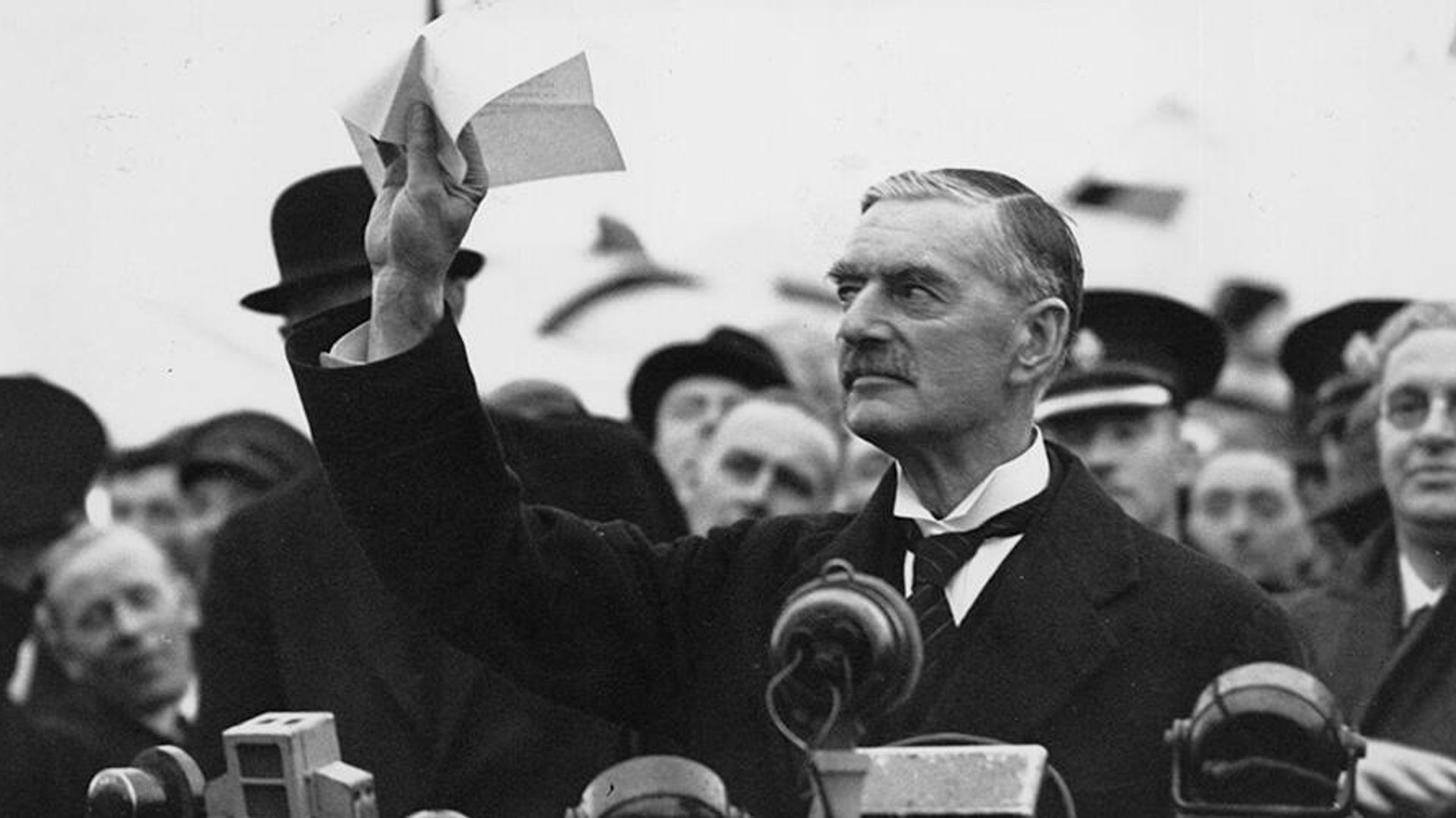 Невилл Чемберлен после заключения Мюнхенского сговора, 1938 год Невилл Чемберлен после заключения Мюнхенского сговора, 1938 год - РИА Новости, 1920, 30.09.2024