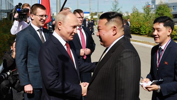 Президент РФ В. Путин посетил космодром Восточный и встретился с лидером КНДР Ким Чен Ыном