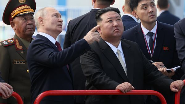 Президент РФ В. Путин посетил космодром Восточный и встретился с лидером КНДР Ким Чен Ыном