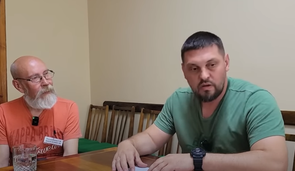 Украинский блогер Владимир Золкин с одним из гражданских пленных