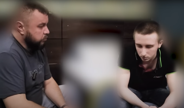 Украинский блогер Дмитрий Карпенко с гражданским пленным Володей Маркиным