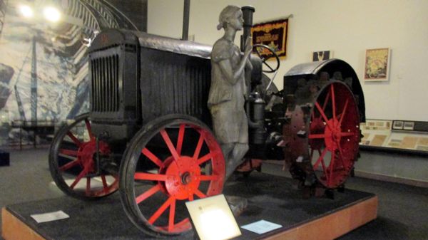 Трактор СХТЗ-15/30 в Днепропетровском историческом музее