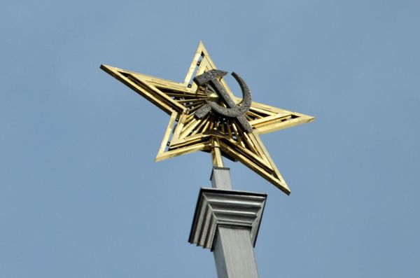Самоцветная звезда на здании Северного речного вокзала Самоцветная звезда на здании Северного речного вокзала