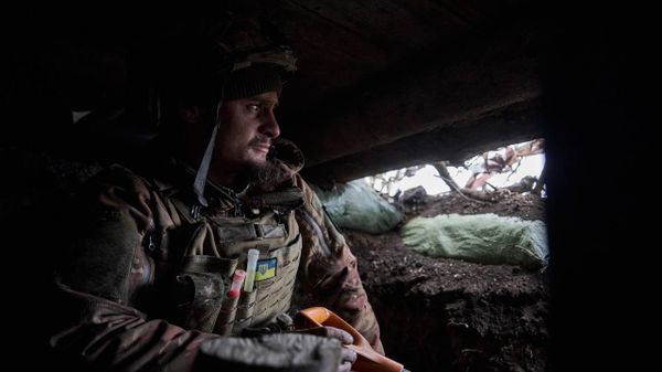 Боец ВСУ в окопе