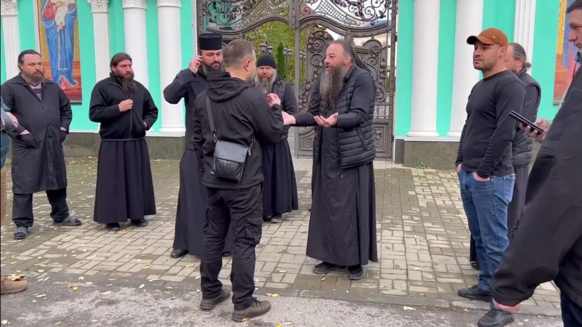 митрополит Лонгин общается с представителем украинских силовиков - РИА Новости, 1920, 09.11.2023