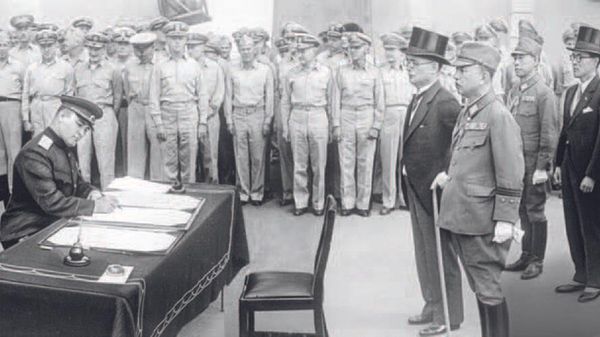 Кузьма Деревянко подписывает акт о капитуляции Японии 2 сентября 1945 года Кузьма Деревянко подписывает акт о капитуляции Японии 2 сентября 1945 года