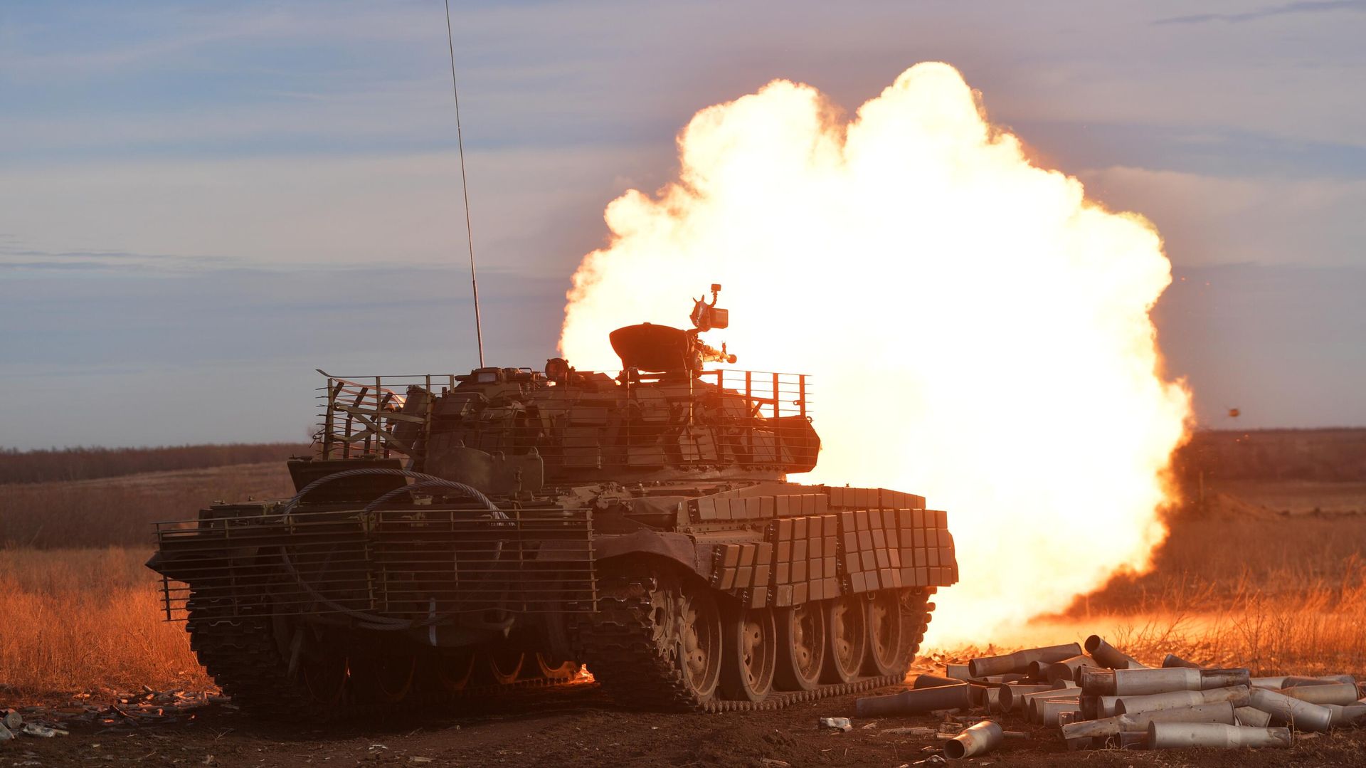 Боевая стрельба экипажей модернизированного танка Т-62 на полигоне в Запорожской области - РИА Новости, 1920, 25.11.2023
