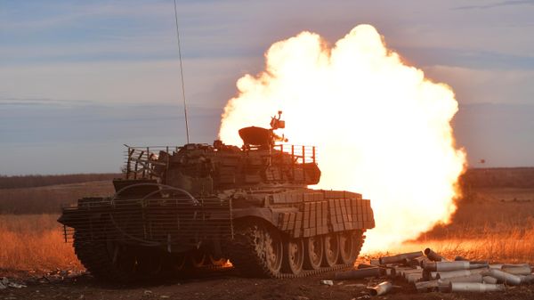 Боевая стрельба экипажей модернизированного танка Т-62 на полигоне в Запорожской области Боевая стрельба экипажей модернизированного танка Т-62 на полигоне в Запорожской области
