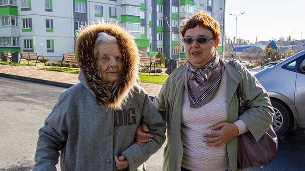 Ключи от новой двухкомнатной квартиры в Мариуполе получила 101-летняя ветеран Великой Отечественной войны Надежда Романюк