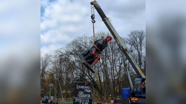 Снос памятника Александру Пушкину в Киеве