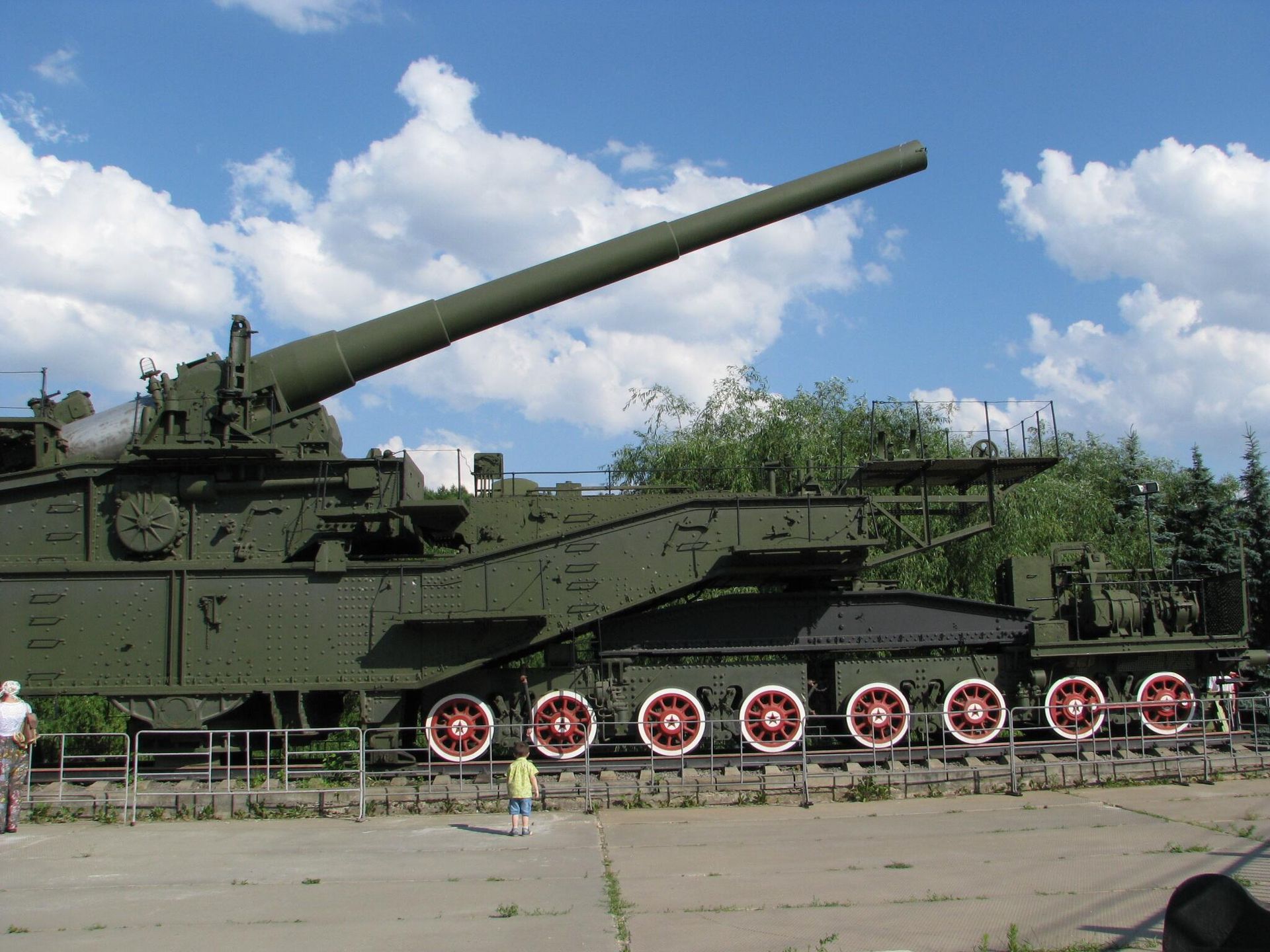 305-мм железнодорожная артиллерийская установка ТМ-3-12 в Парке Победы. Вооружена орудием линкора Александр III (первоначально - Императрица Мария)
 - РИА Новости, 1920, 20.10.2026
