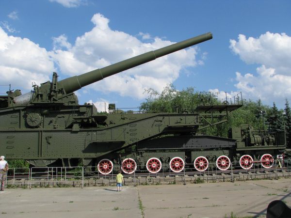 305 мм. железнодорожная артиллерийская установка ТМ-3-12 в Парке Победы (вооружена длинноствольным орудием дредноута Императрица Мария)
