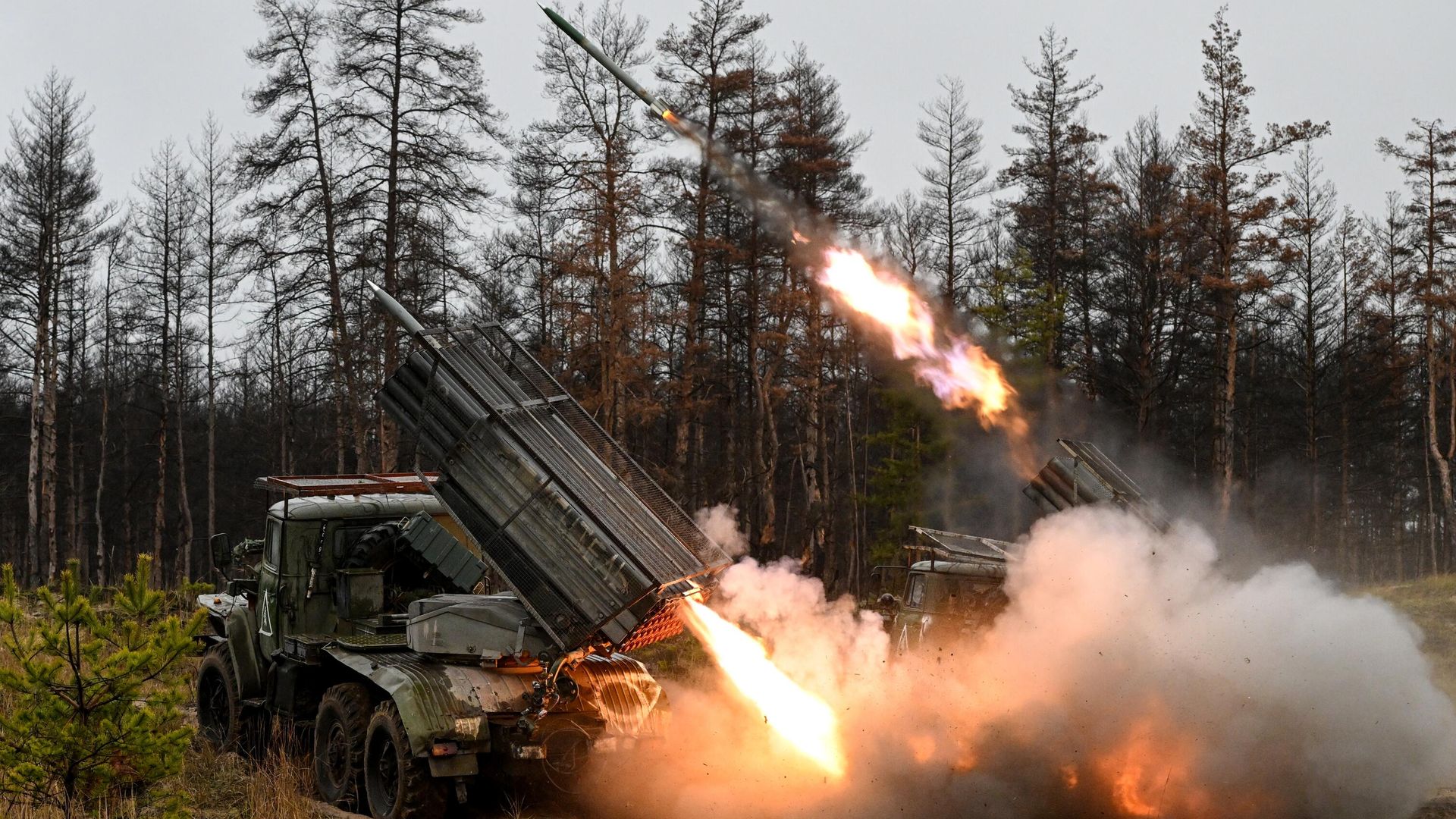 Боевая работа расчетов РСЗО БМ-21 Град гвардейского мотострелкового полка ЦВО на Краснолиманском направлении СВО - РИА Новости, 1920, 26.12.2023