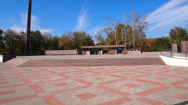 В Днепропетровской области демонтируют коммунистическую символику с мемориала